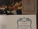 deux livres posés sur une table