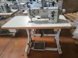une machine à coudre posée sur une table