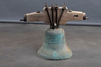 une grande cloche à laquelle sont accrochées plusieurs petites cloches