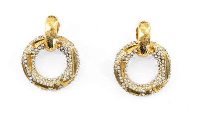 une paire de boucles d'oreilles en or et diamants