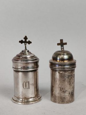 deux salières et poivrières en argent ornées de croix sur le dessus