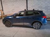 une voiture bleue garée dans un garage