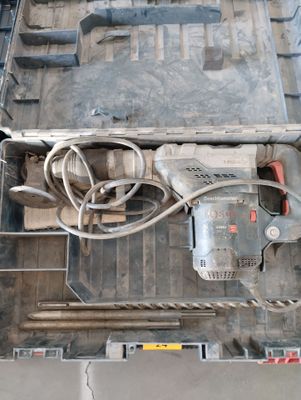 une boîte à outils contenant une perceuse et d'autres outils