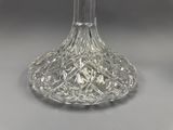 un vase en verre posé sur une table