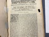 un livre ouvert sur lequel se trouve une feuille de papier