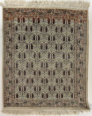 Petit tapis en cachemire à décor de motifs stylisés.