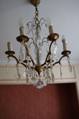 un lustre suspendu au plafond d'une pièce