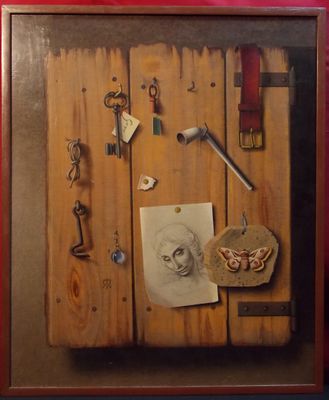 une photo d'une photo représentant un mur en bois sur lequel sont posés divers objets