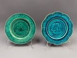 une paire d'assiettes vertes et bleues ornées de motifs