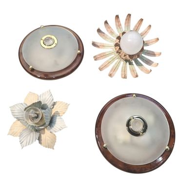 trois bijoux exposés sur un support blanc