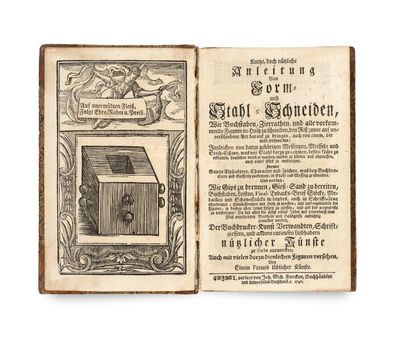 un vieux livre avec, à l'intérieur, l'image d'une boîte