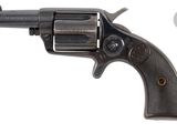 un gros plan d'un pistolet sur un fond blanc avec un fond blanc
