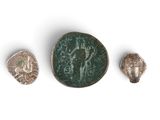 trois pièces en verre argenté et vert ornées d'un lion