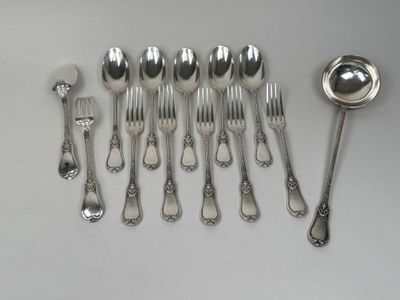beaucoup de cuillères en argent et de cuillères sur la table