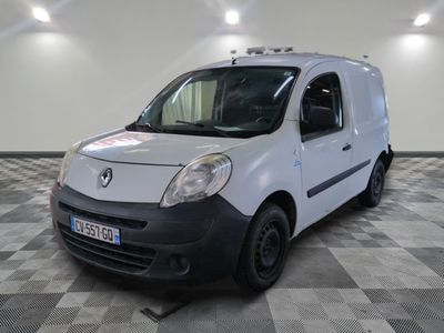 une camionnette blanche garée sur un sol en damier
