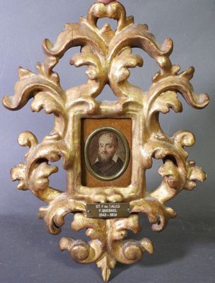 un cadre ancien contenant le portrait d'un homme, dans un cadre doré