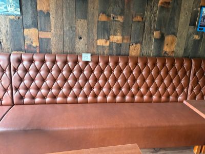un canapé en cuir marron avec une table en bois devant