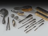 un grand nombre d'outils posés sur une table