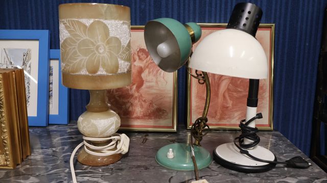 Trois lampes de bureau dont une en onyx et 2 en métal
