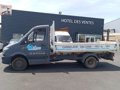 un camion garé devant un bâtiment