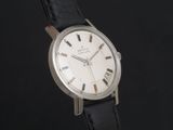 une image d'un gros plan d'une montre-bracelet sur une surface noire