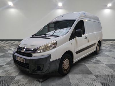la photo d'une camionnette blanche garée dans une pièce