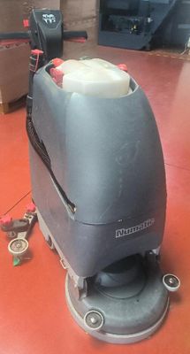 une machine posée sur le sol de la pièce