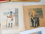 de nombreuses photos d'hommes en uniforme exposées sur une table