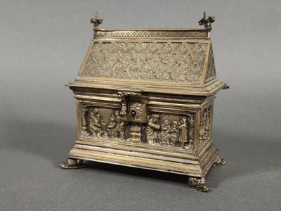 une image représentant un coffret en or posé sur une table