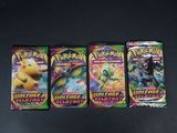 trois paquets de cartes à collectionner Pokémon posés sur une table