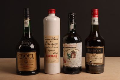 trois bouteilles de vin sont alignées sur une table en bois
