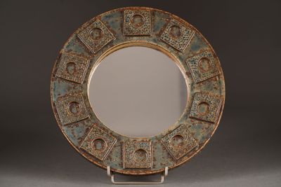 a picture of a decorative plate on a stand