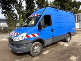 une photo d'une camionnette bleue garée sur un parking