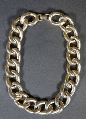COLLIER en métal doré. Longueur : 37 cm.