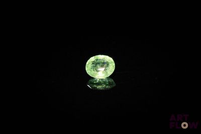 gros plan d'un diamant vert sur une surface noire