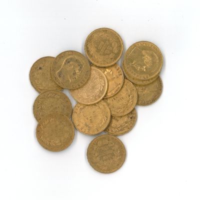 une pile de pièces d'or sur une surface blanche