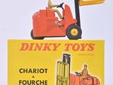 un petit chariot élévateur avec un homme assis dessus