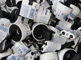 beaucoup d'articles noirs et blancs dans un sac en plastique