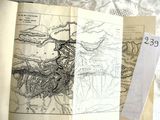 trois cartes posées sur une table, avec une feuille de papier à côté
