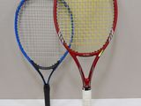 deux raquettes de tennis posées l'une à côté de l'autre sur une table