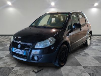 la photo d'une petite voiture noire garée dans un garage