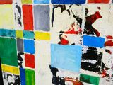 une peinture sur le mur d'un immeuble, aux couleurs variées
