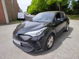 La Toyota C-HR est garée sur le bord de la route.