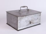 une image représentant une boîte métallique surmontée d'un cadenas