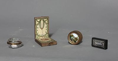 trois objets miniatures posés sur une table