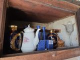 une étagère en bois sur laquelle sont posés des vases et une théière