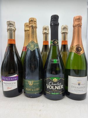plusieurs bouteilles de vin sont alignées dans une rangée