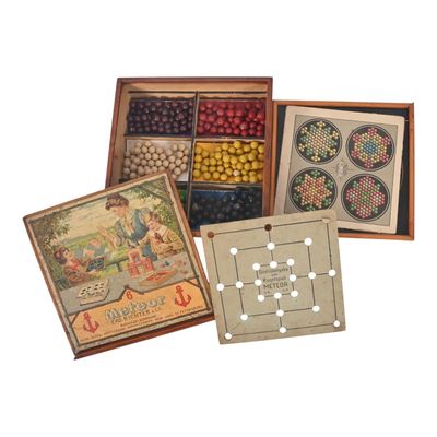 Une boîte en bois contient plusieurs types de jeux de société différents