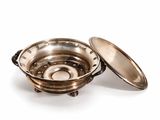 un plat ancien en argent avec un couvercle, sur fond blanc