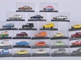 de nombreuses maquettes de voitures différentes dans une vitrine